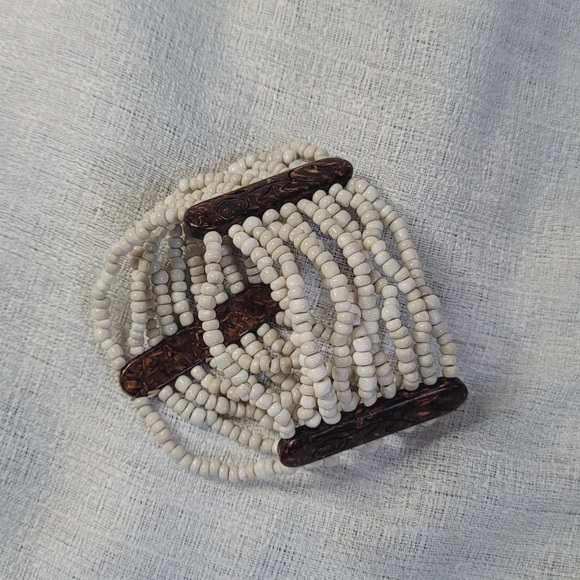 Elegant White Beaded Bracelet - Picture 2 of 4